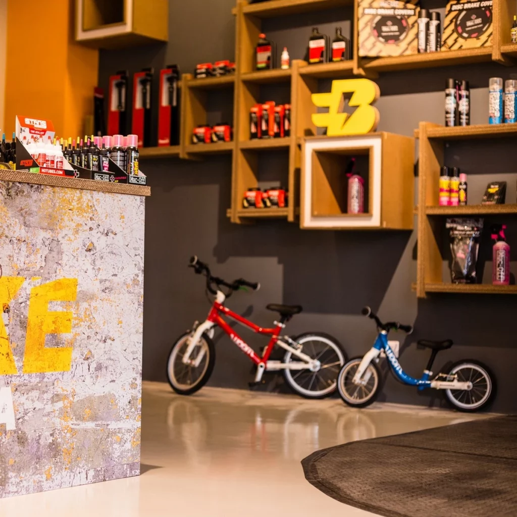 Ecological set-up of the Bike Roma shop - shop furniture