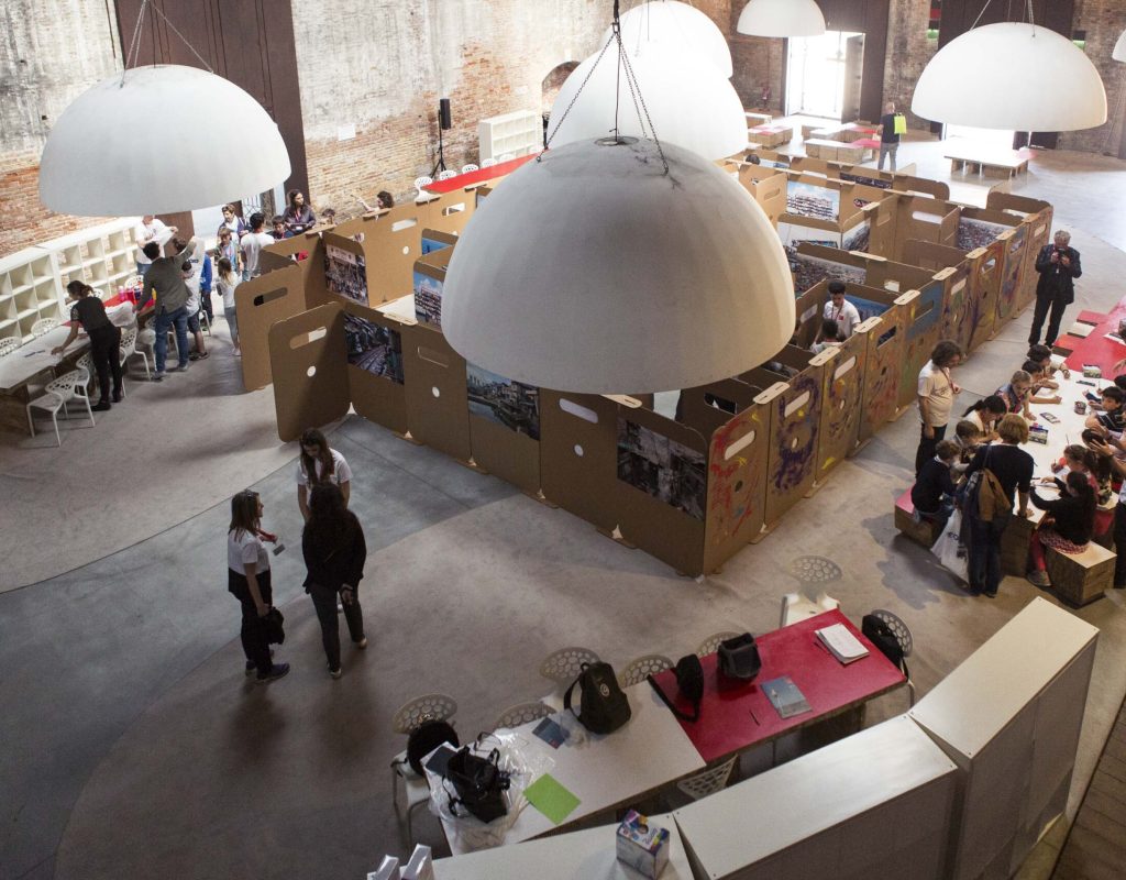 allestimento in cartone per biennale di venezia