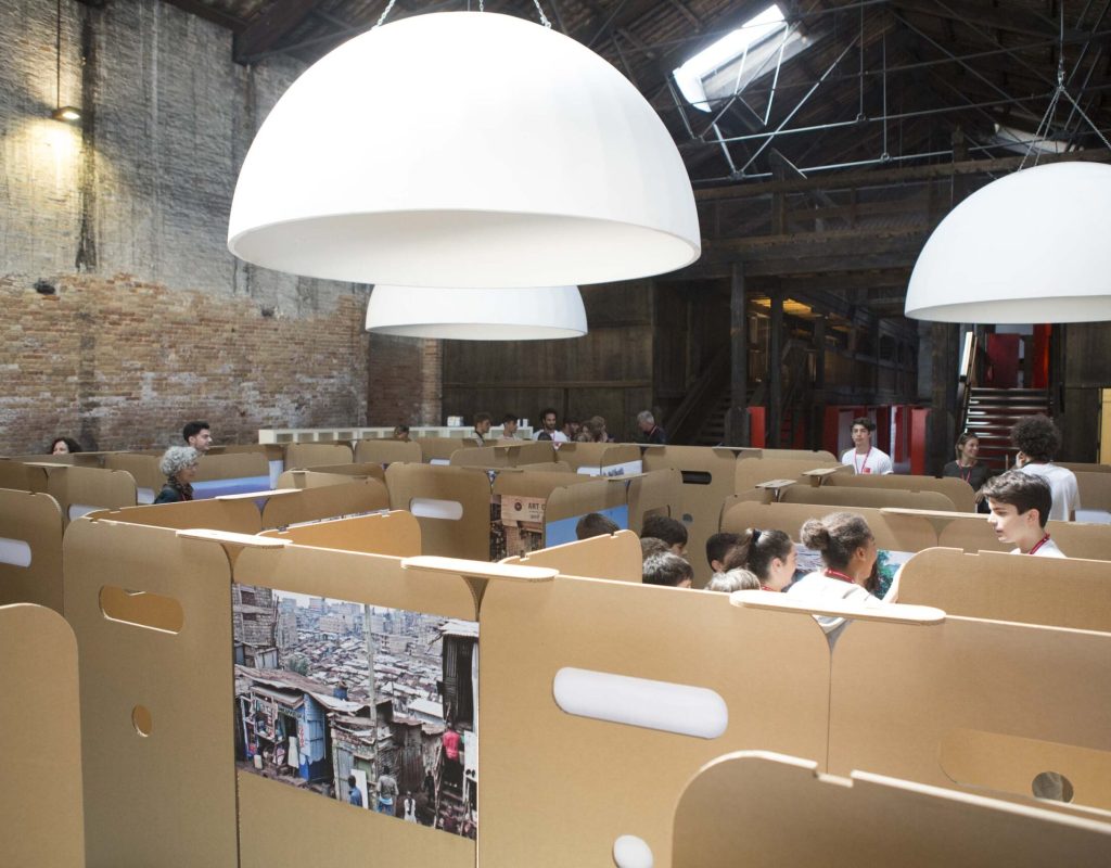 labirinto in cartone biennale venezia